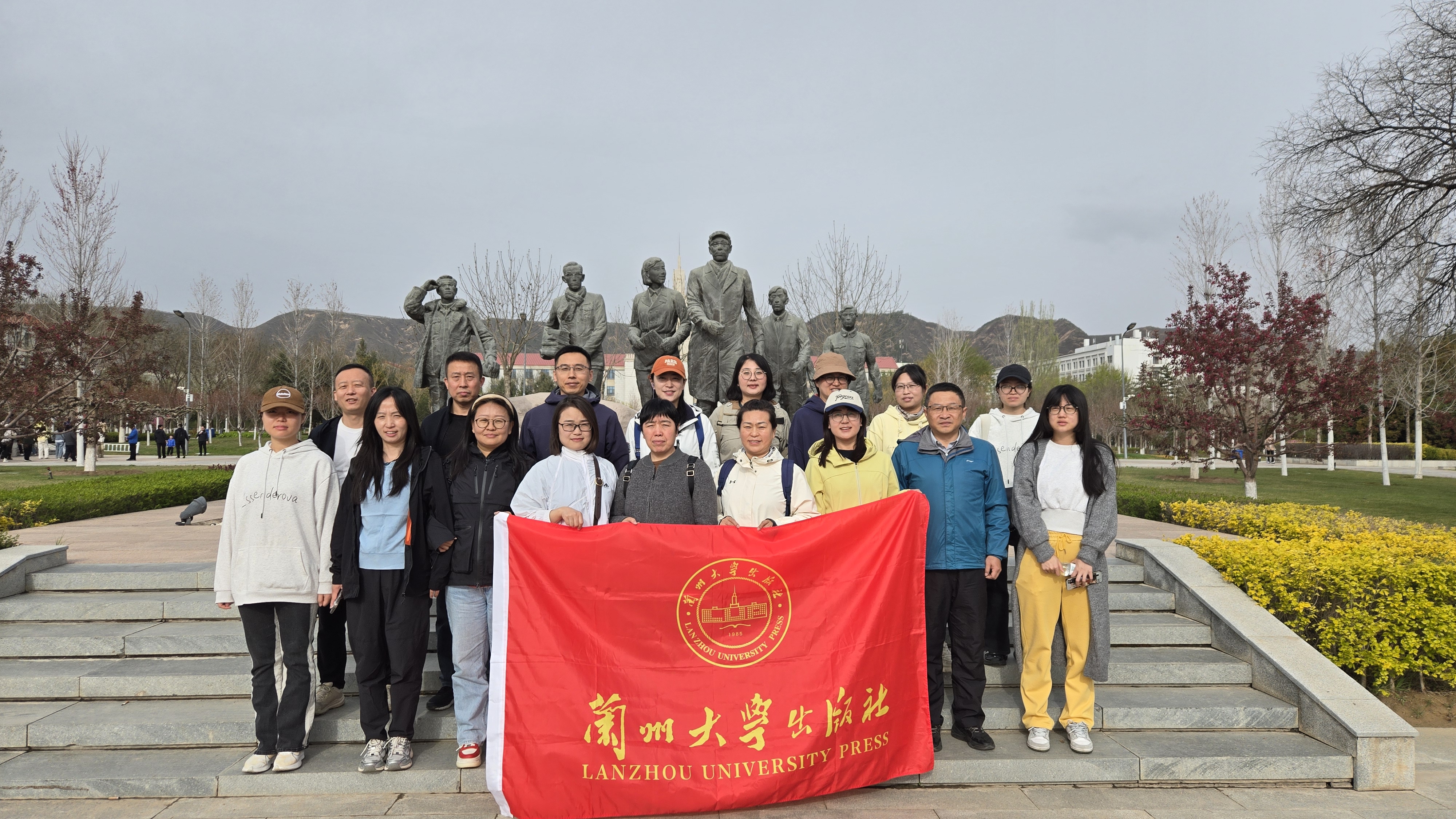 笔墨蕴初心 植绿践使命——出版社分工会组织参加萃英...